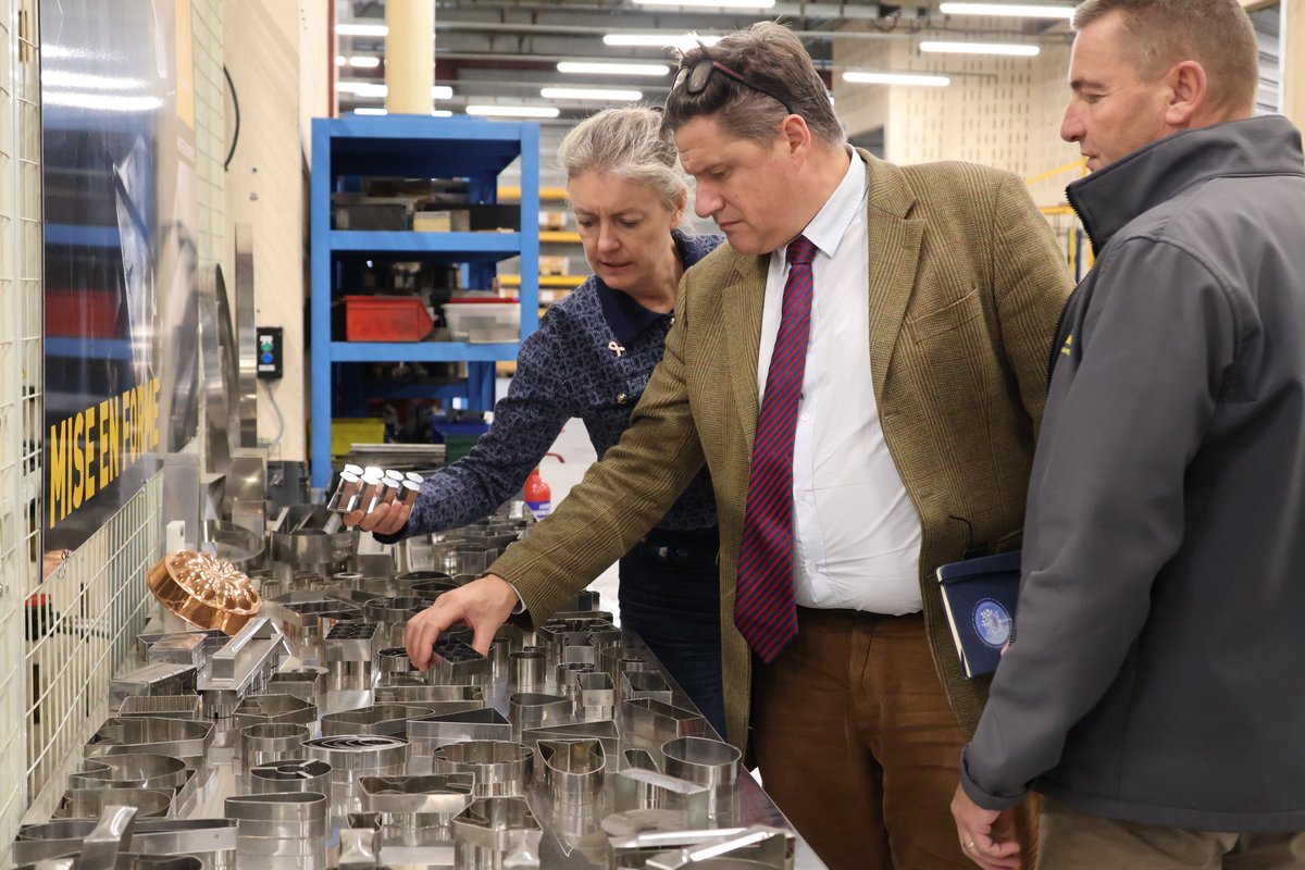 Prefet61's tweet photo. #Entreprise | 🗓️ Ce mardi 20 octobre 2026, Hervé Tourmente, préfet de l’Orne, s’est rendu sur le site percheron de l’entreprise Matfer Bourgeat, à l’invitation de sa directrice, Cécile Goubault.

🍳 Un savoir-faire historique au service des métiers de bouche.

Fondée en 1814, Matfer Bourgeat conçoit et fabrique des équipements et ustensiles professionnels destinés notamment à la restauration, à la boulangerie et à la pâtisserie.

🏭 Des restaurants collectifs aux établissements les plus prestigieux de la haute gastronomie, l’entreprise met son expertise en métallurgie et en plasturgie au service des professionnels, en s’appuyant sur des savoir-faire industriels reconnus.

📍 Implanté à Longny-au-Perche depuis 1967, le site emploie 140 salariés. Il a par ailleurs bénéficié du soutien de l’État dans le cadre du plan France Relance, entre 2020 et 2021.

🤝 À l’occasion de cette visite, le préfet a salué l’engagement des équipes qui contribuent au dynamisme économique du territoire, ainsi qu’au rayonnement et à l’attractivité du département de l’Orne.