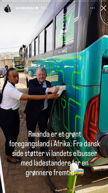 PeterRa58783464's tweet photo. Lars Løkke sender dine penge til Rwanda.

Rwanda sender pengene videre til Aston Villa. 
#dkpol https://t.co/8Cmd3qNQxt