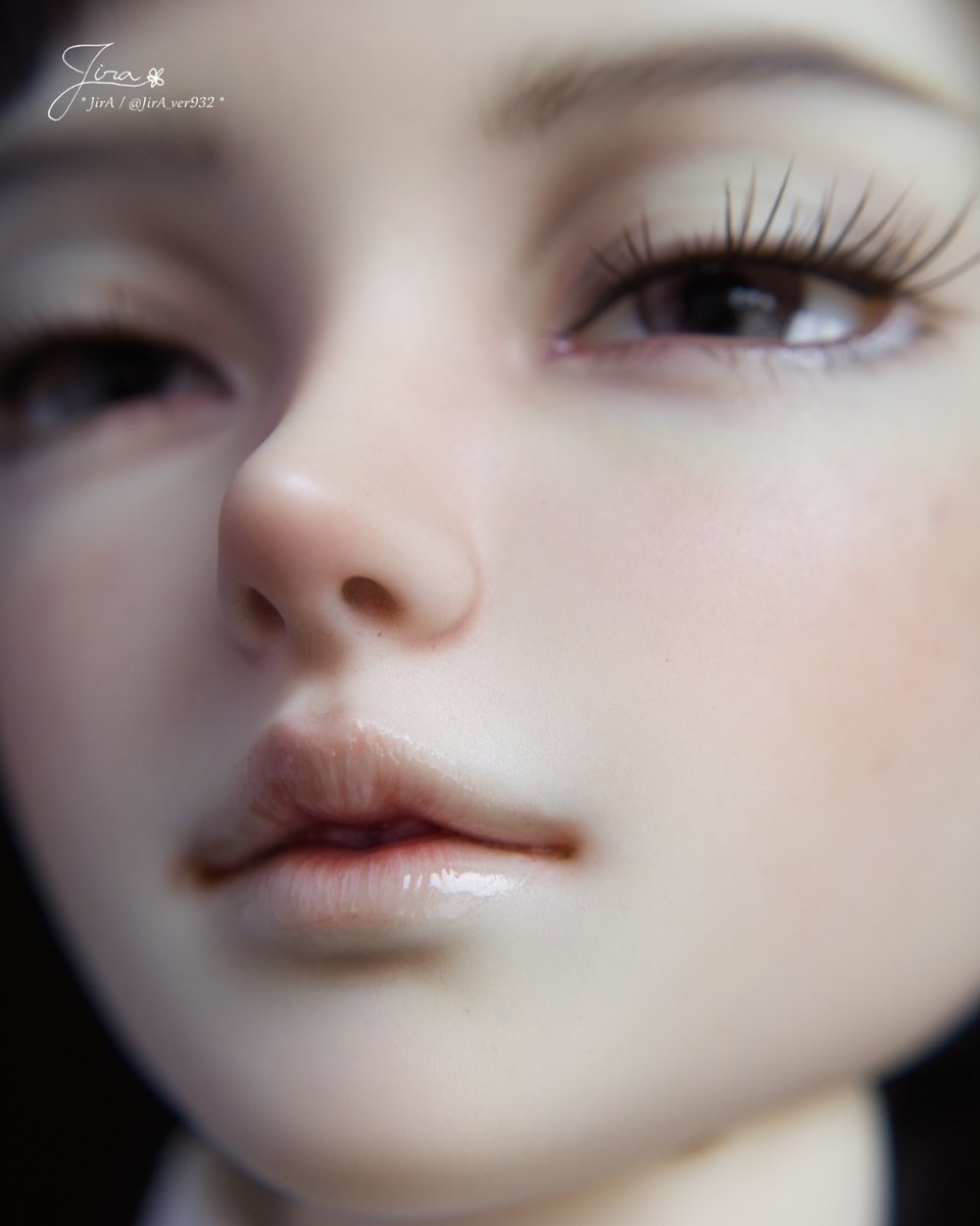 JirA_ver932's tweet photo. レダ・ヴェニルのおはだ。
スッキリ切れ長に描いた目元に、目尻側が長いタイプの付け睫で強調しました。メガネも似合いそう。
また、写真では分かりにくいけど、歯も2本描いてます。白すぎない白を使い、浮かない程度の明るさで自然に。
#sd17 #レダ・ヴェニル https://t.co/enWsahl5vi