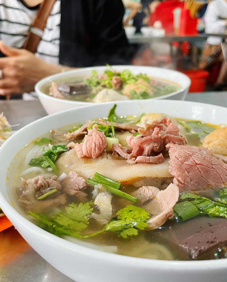AnayeliRosals's tweet photo. Bún bò Huế bà Tuyết ở 47 Nguyễn Công Trứ luôn đông khách. Nước dùng đậm đà, móng giò siêu to, rau sống tươi ngon. Ăn kèm ớt chưng và chanh Huế càng trọn vị. https://t.co/Jt2DuoUcu6