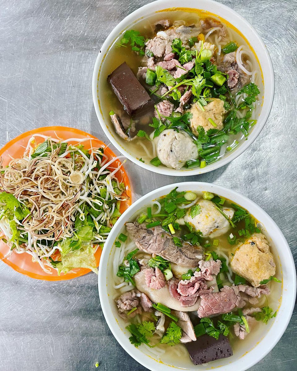 AnayeliRosals's tweet photo. Bún bò Huế bà Tuyết ở 47 Nguyễn Công Trứ luôn đông khách. Nước dùng đậm đà, móng giò siêu to, rau sống tươi ngon. Ăn kèm ớt chưng và chanh Huế càng trọn vị. https://t.co/Jt2DuoUcu6