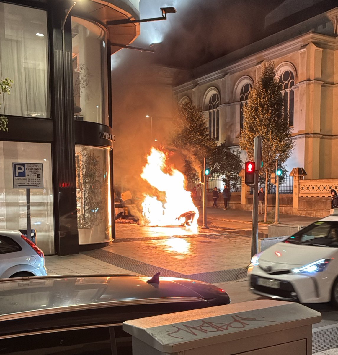 bombeiroscoruna's tweet photo. ❌ #StopBulos | Dende Bombeiros Coruña confirmamos que NON ardeu ningunha tenda de Zara Home na #Coruña 

É preciso contrastar as noticias antes de lanzalas ao chou... 

Arderon 2 contedores de lixo da rúa Ferrol. https://t.co/L3LS9qwk5G