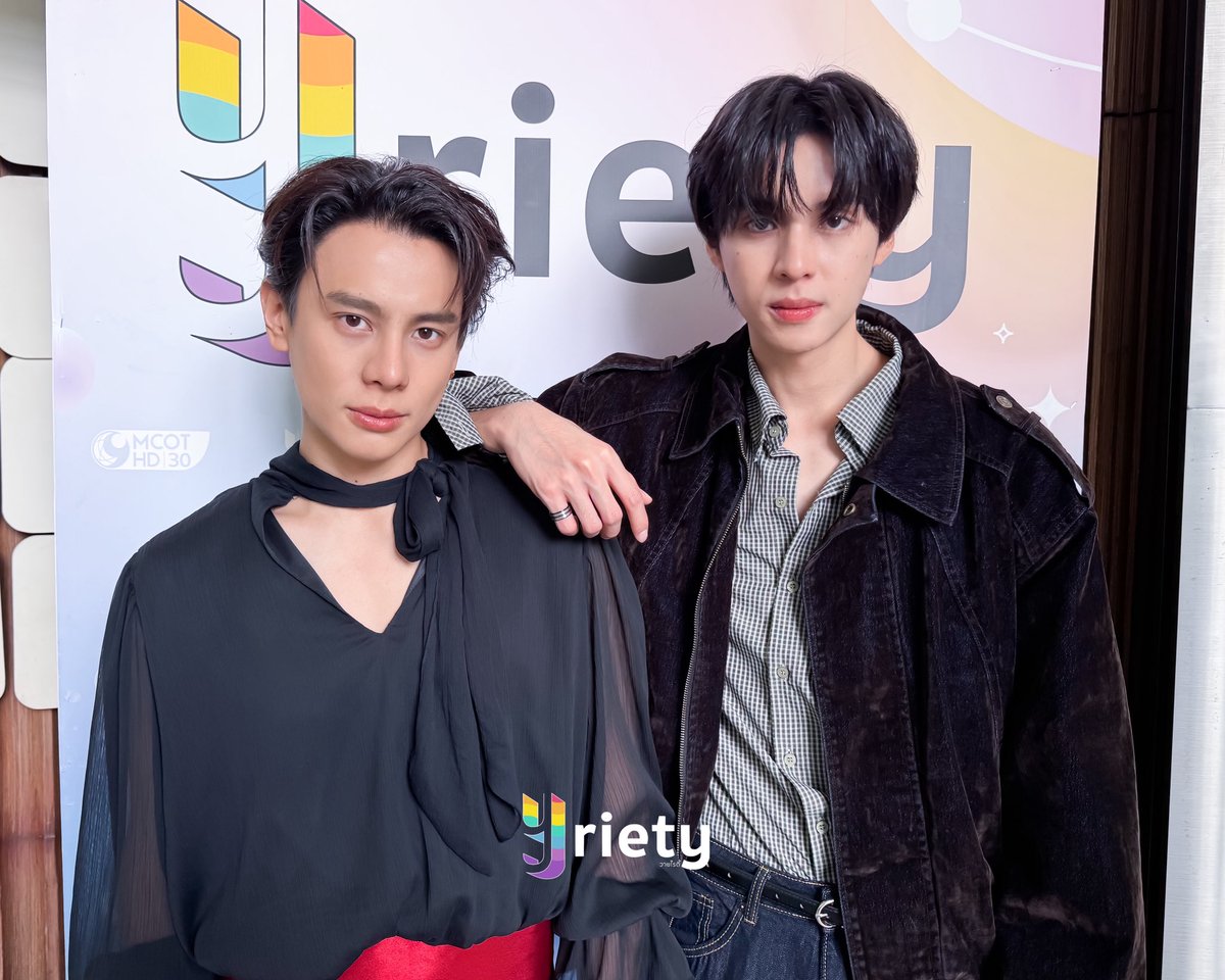 Yriety's tweet photo. พักดีลธุรกิจแล้วมาเติมหวานจาก “คอปเตอร์ - แบงค์” #CopterBank กันค้าบพี่ ๆ 👉🏻😳👈🏻 หยกกับซ้ออิงในชีวิตจริงน่ารักมาก! ใครหา Ref. ภาพคู่ เอาแบบนี้ไปถ่ายตามได้เล���ยย 👀 ว่าแต่ทั้งคู่มาทำอะไรที่ Yriety น้า ต้องรอติดตามแล้วว 💭🤫💖

#copterntp #bankartit
#FoolInLove
#Yriety https://t.co/15LH6diRgu