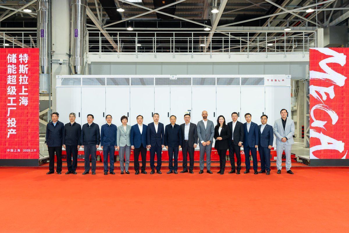 MagazineTesla's tweet photo. 13,7 GWh de batteries stationnaires installés par Tesla en un trimestre. Et pourtant, le chiffre d'affaires de l'énergie recule de 16 %.

Ce que dit le document trimestriel :
→ 13,7 GWh déployés, +10 % sur un an
→ 2,881 milliards de dollars de chiffre d'affaires, -16 %
→ plus haut niveau de commandes et de carnet jamais atteint dans le stockage
→ la Megafactory du Texas a démarré, 50 GWh de capacité prévue
→ premiers Megapack livrés avec uniquement des cellules LFP fabriquées par Tesla, au Nevada

Plus de volume, moins de chiffre d'affaires : la guerre des prix du stockage arrive aussi chez Tesla ?

Photo : Tesla, Megafactory de Shanghai