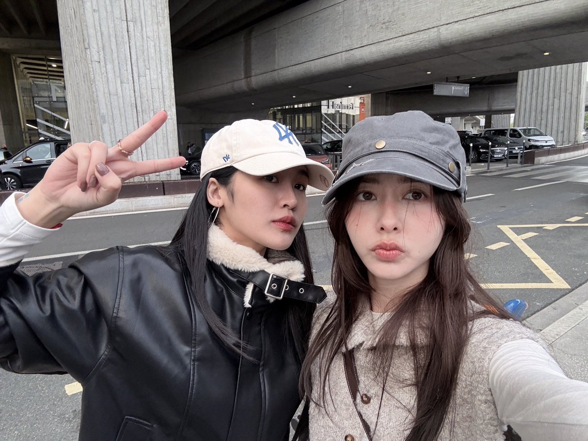 calledmemyyuk's tweet photo. HI PARIS ✈️🇫🇷 
#mychan #charmers
 #MyyuKhawisara #Chanyaduval https://t.co/XY6BtgsbIJ