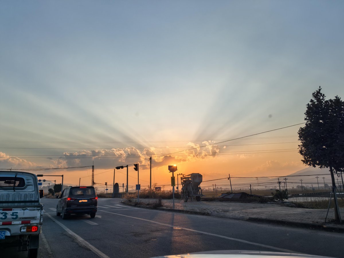 TLKING77465263's tweet photo. 夕映えの霞の中、貨物自動車がゆっくりと走る様子は、一日の終わりを穏やかに感じさせる。 https://t.co/9v09agZAWb