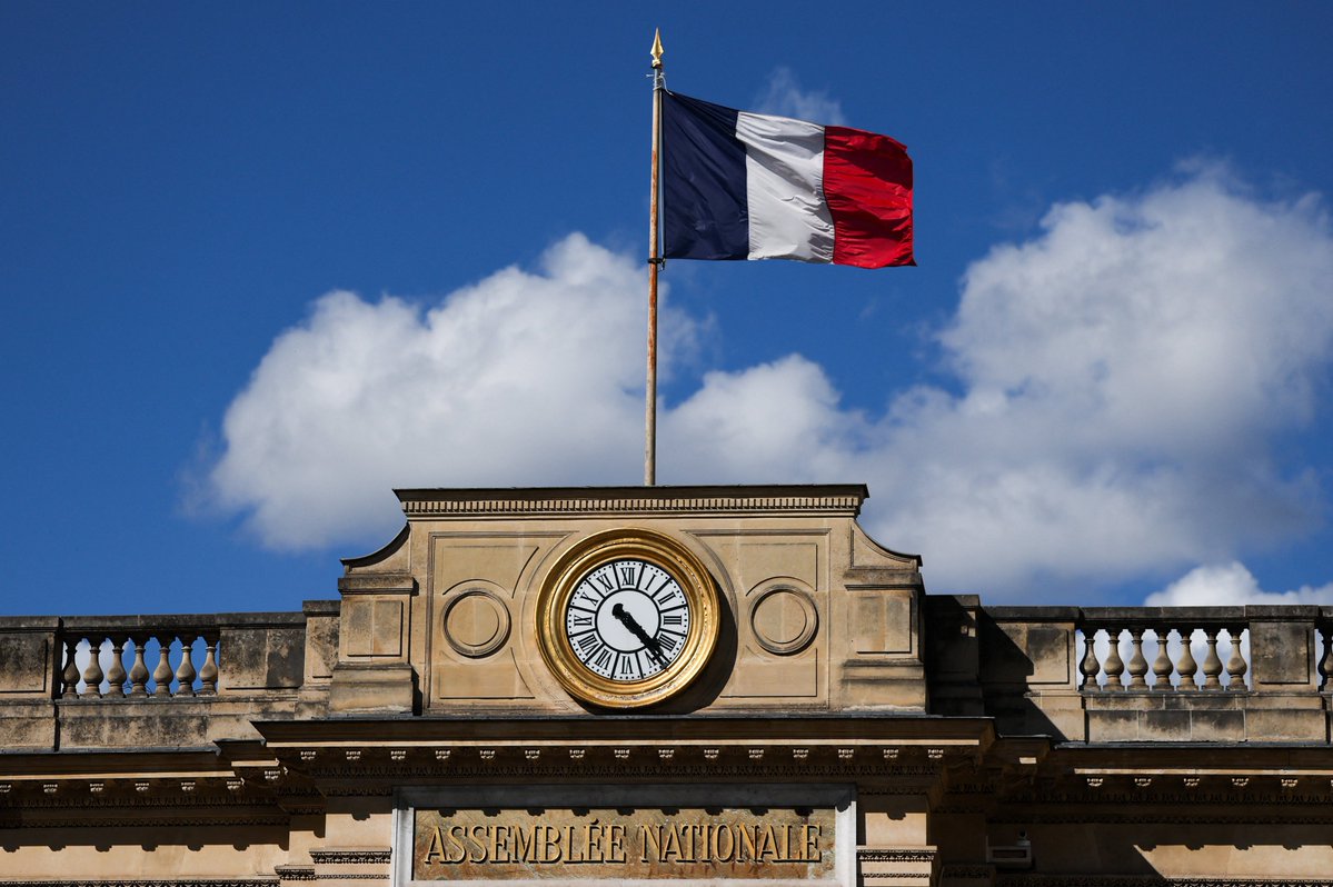 Breakingviews's tweet photo. French investors face boiling frog test - https://t.co/YIdt3qNddt https://t.co/2hzcE5t4Xh