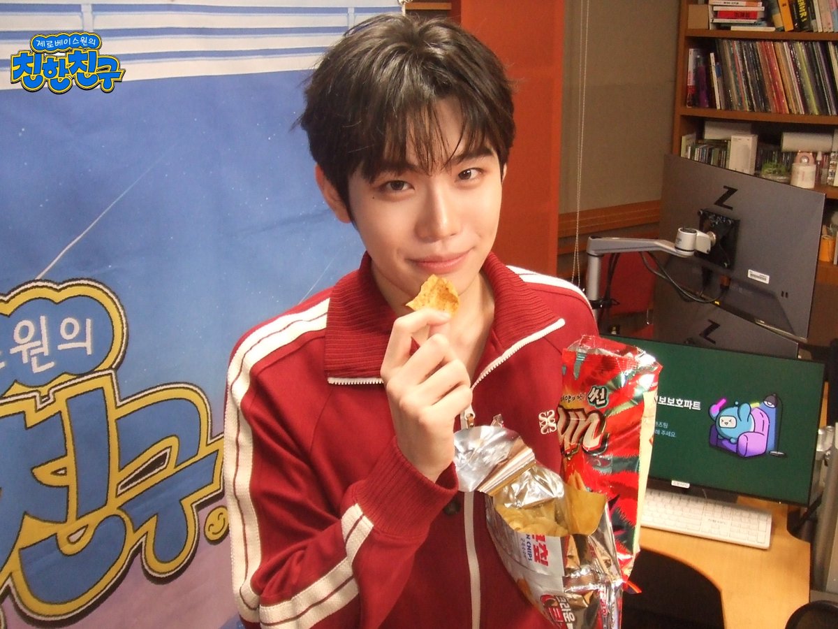 mbcbf_bf's tweet photo. 💛친친💛

#제로베이스원의친한친구
#김태래 #제로베이스원 #ZEROBASEONE @ZB1_official

수상할 정도로 월요일을 반기고
심각항 정도로 목요일에 슬퍼하는 꿀친들을 위로하기 위해
한 손에 과자 두 개 들고 행복해하는 탤디 사진 가져왔습니다💛
탤없날 잘 보내면 월요일엔 탤디가 돌아온다!파이팅💕 https://t.co/6WybMJ8BAQ