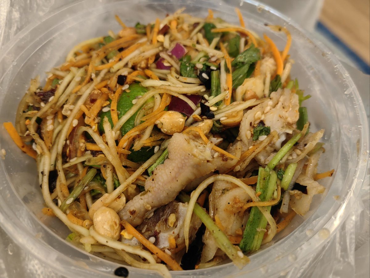 mmttssnn's tweet photo. ネオン、カーボン、探索、パスタ、ヤキトリ、嫉妬、って、なんか全部混ざってる！ この空間、何なんだ？ https://t.co/1myq33OQK9