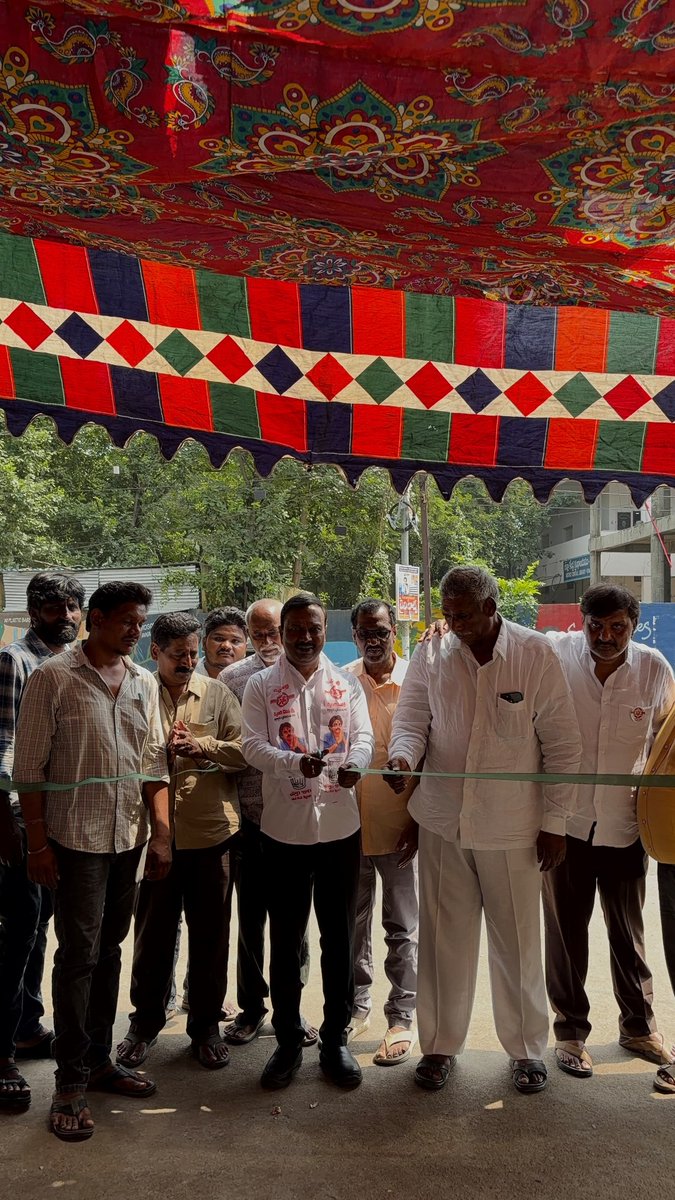JSPTelangana's tweet photo. ఖమ్మం జిల్లా మయూరి సెంటర్‌లోని ఆర్‌అండ్‌బీ గెస్ట్ హౌస్ ఎదురుగా, గంగిశెట్టి వెంకటేశం ఆధ్వర్యంలో ఏర్పాటు చేసిన పట్టభద్రుల ఎమ్మెల్సీ ఎన్నికల ఉచిత ఓటరు నమోదు కేంద్రాన్ని జనసేన పార్టీ రాష్ట్ర ఆర్గనైజింగ్ సెక్రటరీ, ఖమ్మం, వరంగల్, నల్గొండ పట్టభద్రుల ఎమ్మెల్సీ అభ్యర్థి డాక్టర్ @drgsrao ప్రారంభించారు.

ఈ కార్యక్రమంలో రాష్ట్ర నాయకులు, ఖమ్మం నియోజకవర్గ ఎమ్మెల్సీ ఎన్నికల కోఆర్డినేటర్ రాము యాదవ్, రాష్ట్ర నాయకులు కోటి అప్పారావు, బండారు రామకృష్ణ, బుషి నాగేశ్వరరావు, పేరం మల్లయ్య, వరప్రసాద్, నరేష్, ఉదయ్, తుడుం ఉత్తమ్ రాజ్, శ్రీరాములు, పేరం వెంకట్, అభినవ్, ఫయాజ్ తదితరులు పాల్గొన్నారు.

#MLCElections #JanaSenaTelangana #JSPForTelangana