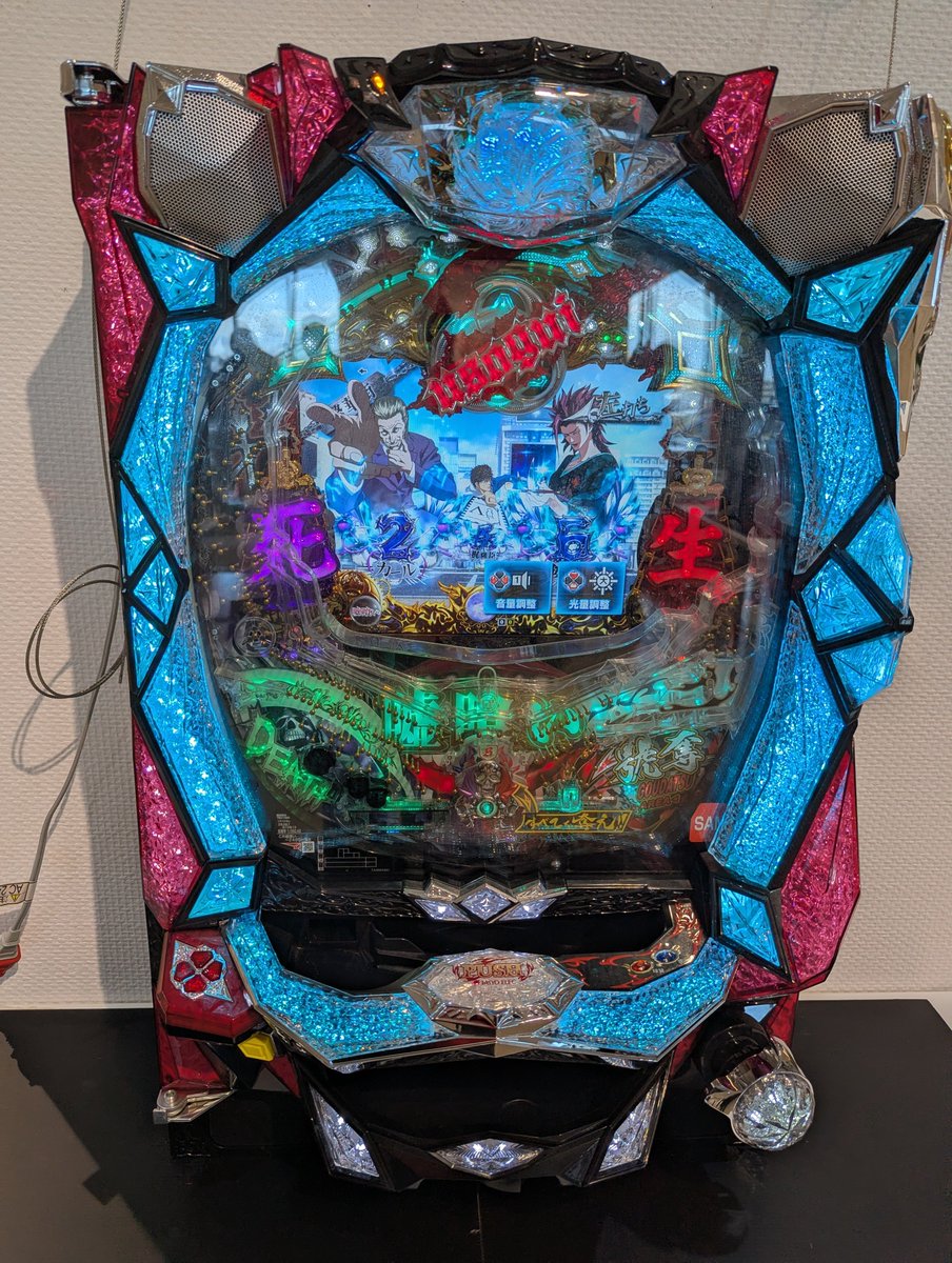 hal_ympm's tweet photo. 嘘喰い原画展綱島、今回もすごく良かった😭パチスロ台(玉を入れて動くのを見れる)、幻の(たぶん抽選の)トランプなどの展示があって、見たい方はオススメです　パチスロ台は時代を感じる絵柄と演出で劇画みたいで面白かったｗ https://t.co/IJxPjAYQsb