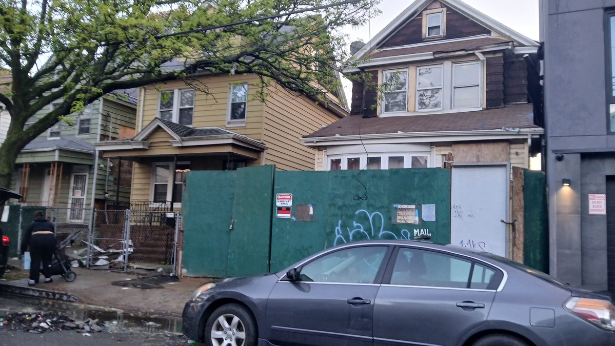 ImpunityCity's tweet photo. It seems These houses where occupied by squatters. The one with siding peeled off might have had a fire. 

The other house could be a family displaced by foreclosure. Since theres a compost can there. 

The house being spooned by the luxury public housing tower clearly was abandoned after being somewhat renovated 

All signs point to another tall and dense tower on a low zone residential street. Thanks to the city of yes and @nycmayor "block by block" housing program