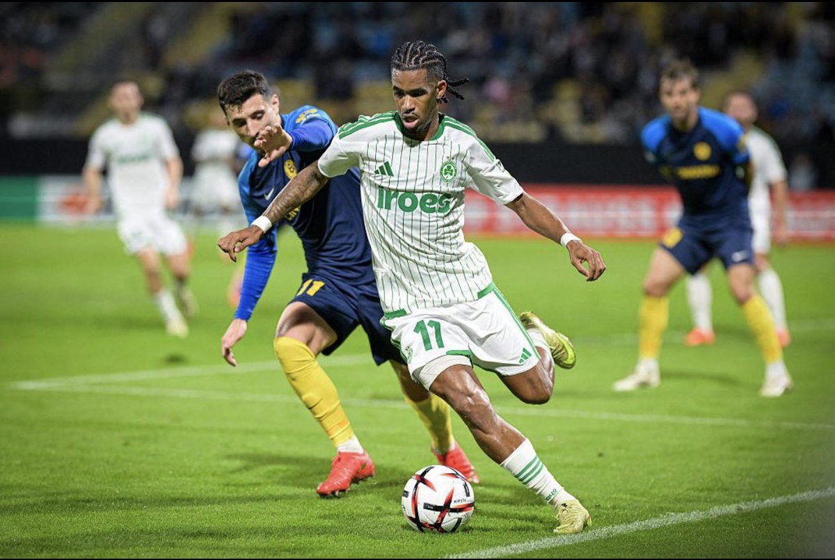 FLFScouting's tweet photo. O risco aparece quando os dois laterais sobem e a bola se perde.

Palhinha não pode proteger tudo sozinho. A equipa precisa de encurtar rapidamente e fechar o passe interior antes de o Omonia conseguir ligar com Diony. https://t.co/6B44Caq6Og