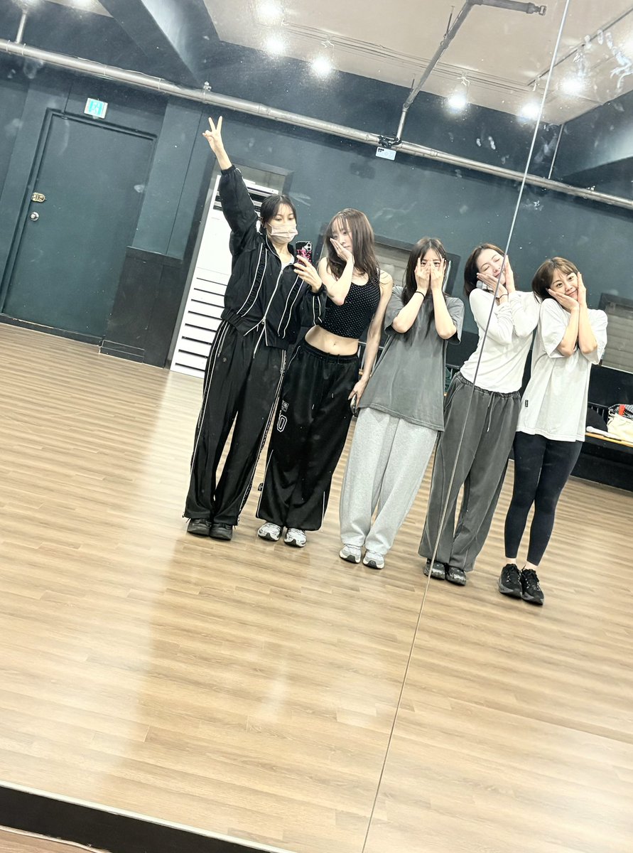 HUBJAPAN0815's tweet photo. 【📸】
2026 KARA JAPAN FAN-CON : Hello, KAMILIA! 
-GRAND FINALE in JAPAN-

#KARA ファンコンまで𝐃-𝟏 ₊·—̳͟͞͞🩷⟢

振付練習の最終段階の日に
偶然グラデーションファッションになったメンバーたち🖤🩶🤍
#KAMILIA のみんなにも見せたくて写真を撮ったよ🤳✨
-FROM GYURI-

明日から2日間楽しみましょう.ᐟ.ᐟ🪩

📅2026年10月23日（金）/ 24日（土）
📍横浜BUNTAI
⏰10/23：13:00 / 18:00（開演）
10/24：12:00 / 17:00（開演）
➿https://t.co/N1E64qxlVg

#카라
