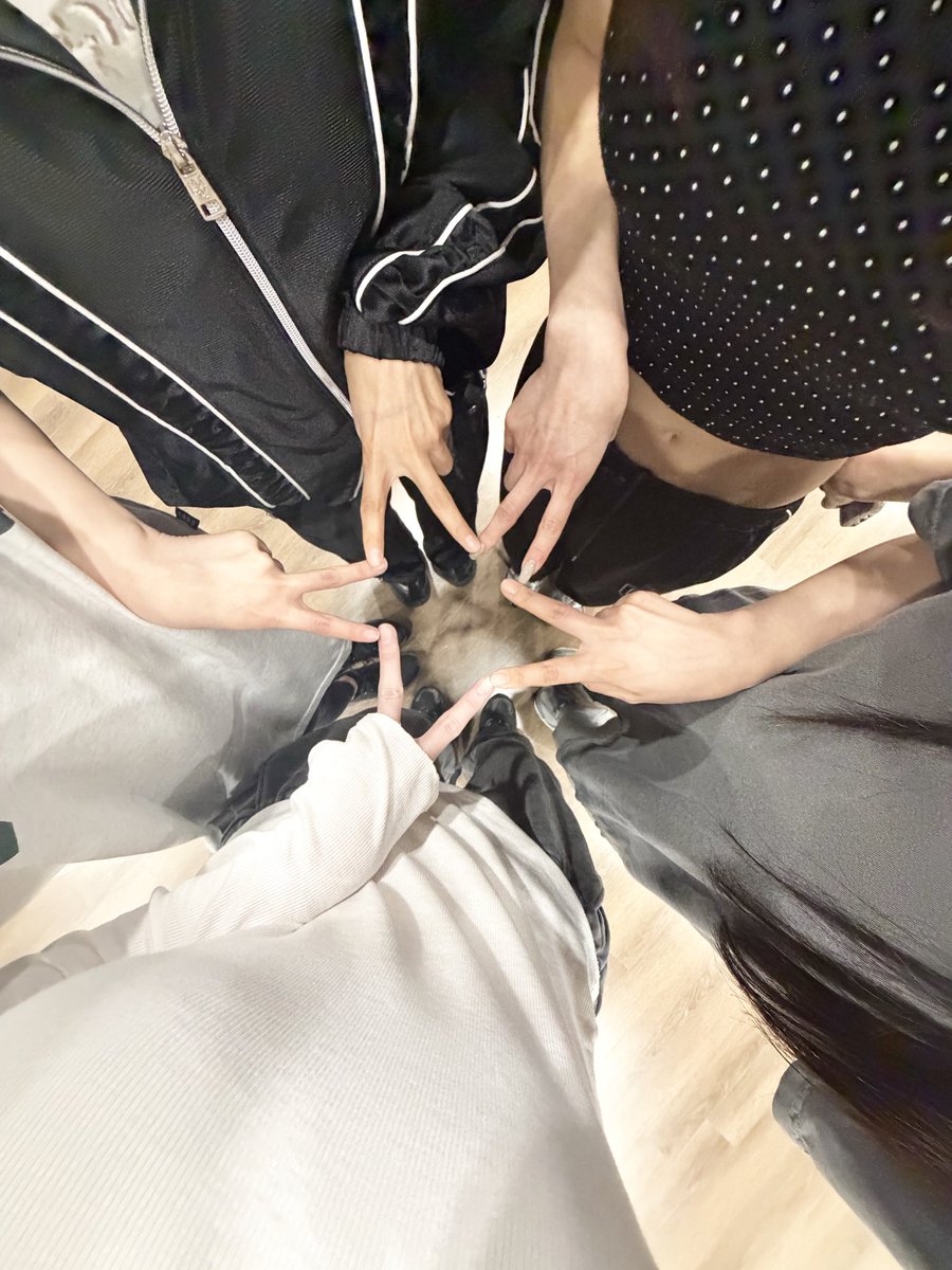 HUBJAPAN0815's tweet photo. 【📸】
2026 KARA JAPAN FAN-CON : Hello, KAMILIA! 
-GRAND FINALE in JAPAN-

#KARA ファンコンまで𝐃-𝟏 ₊·—̳͟͞͞🩷⟢

振付練習の最終段階の日に
偶然グラデーションファッションになったメンバーたち🖤🩶🤍
#KAMILIA のみんなにも見せたくて写真を撮ったよ🤳✨
-FROM GYURI-

明日から2日間楽しみましょう.ᐟ.ᐟ🪩

📅2026年10月23日（金）/ 24日（土）
📍横浜BUNTAI
⏰10/23：13:00 / 18:00（開演）
10/24：12:00 / 17:00（開演）
➿https://t.co/N1E64qxlVg

#카라
