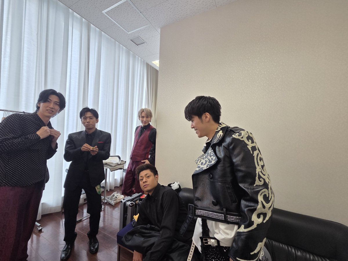 live_attomaaku's tweet photo. カヨダン裏ルポ👀✨

誰の楽屋よ笑

THE歌謡男子
#ZANPA #東京力車 #原田波人
#平松賢人 #風輪 #カヨダン
10.18心斎橋パルコSPACE14 https://t.co/6A1aDEmkqY