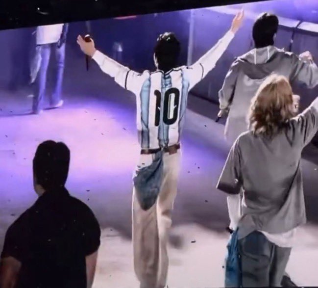 chartradar_'s tweet photo. Jungkook did Lionel Messi celebration at BTS sold out concert in Buenos Aires, Argentina last night. 

Messi would be proud of him, greatness recognizes greatness. https://t.co/fDk0DB0LOe