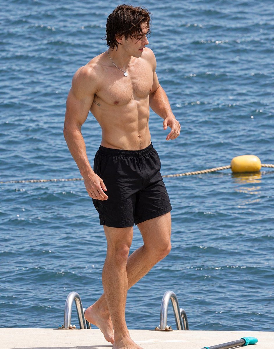 HoteDudes's tweet photo. British actor Louis Partridge goes shirtless while paddleboarding near the Hôtel du Cap-Eden-Roc in Antibes, on the French Riviera. https://t.co/J5JVwc1fXG
