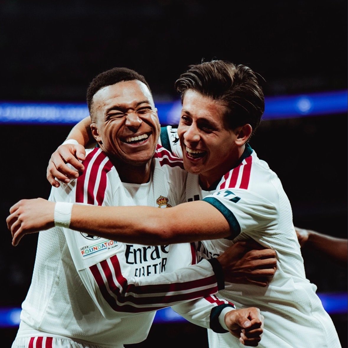 Defanscom's tweet photo. Kylian Mbappé: “Arda’nın golümü kapması mı? O benim küçük kardeşim, onu çok seviyorum. Söz konusu oysa, golü ona seve seve bırakırım.

​Umarım ona daha çok gol attırabilirim; çünkü o da bana az asist yapmadı. Hem zaten ben de golümü attım, hiç sorun değil!” https://t.co/Xiw59FjP7h