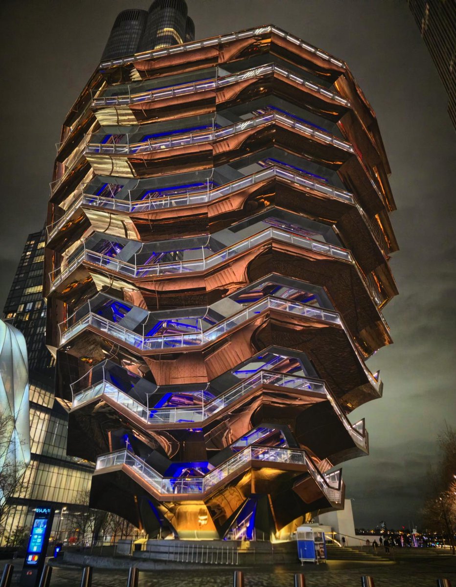 hurremgrs's tweet photo. NYC built a giant honeycomb you can climb: 154 flights of stairs that go nowhere and everywhere at once. Part sculpture, part staircase, pure main-character energy. Hudson Yards hits different when you’re dizzy from looking up. https://t.co/amOt09kdi9