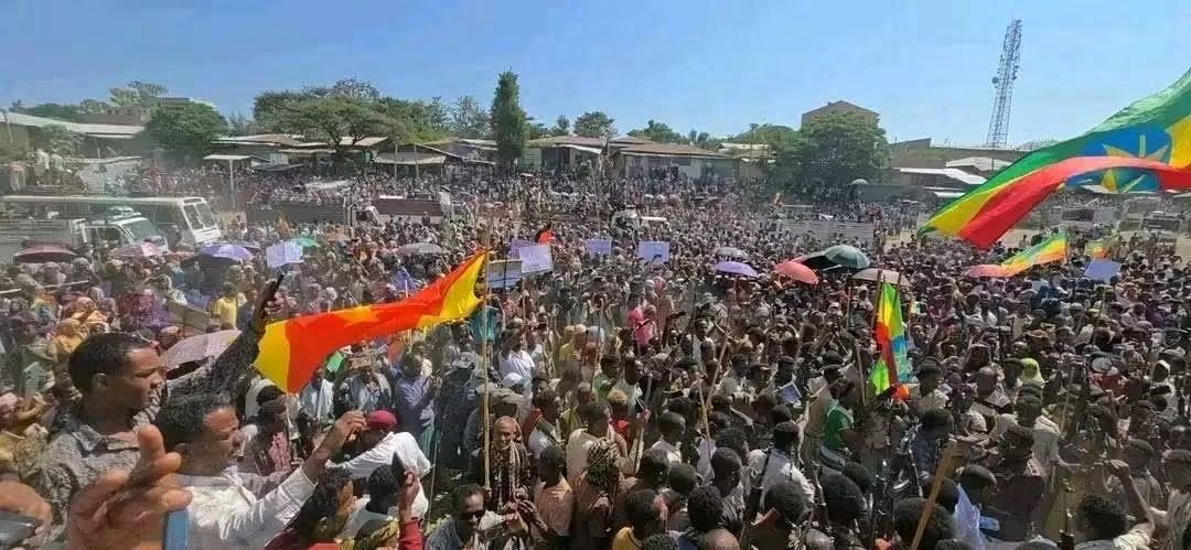 AppAmhara's tweet photo. በአማራ ክልል ኦሮሞ ብሔረሰብ አሥተዳደር በባቲ ወረዳ እና በባቲ ከተማ አሥተዳደር የሚገኙ ነዋሪዎች በነቂስ በመውጣት የሀገር መከላከያ ሠራዊትን የሚደግፍ እና ታሪካዊ ጠላቶችን የሚያወግዝ ሕዝባዊ ሰልፍ አካሂደዋል። https://t.co/Ni2m2u5uVH