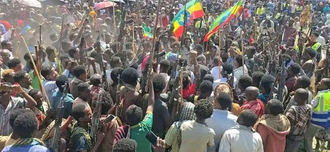AppAmhara's tweet photo. በአማራ ክልል ኦሮሞ ብሔረሰብ አሥተዳደር በባቲ ወረዳ እና በባቲ ከተማ አሥተዳደር የሚገኙ ነዋሪዎች በነቂስ በመውጣት የሀገር መከላከያ ሠራዊትን የሚደግፍ እና ታሪካዊ ጠላቶችን የሚያወግዝ ሕዝባዊ ሰልፍ አካሂደዋል። https://t.co/Ni2m2u5uVH
