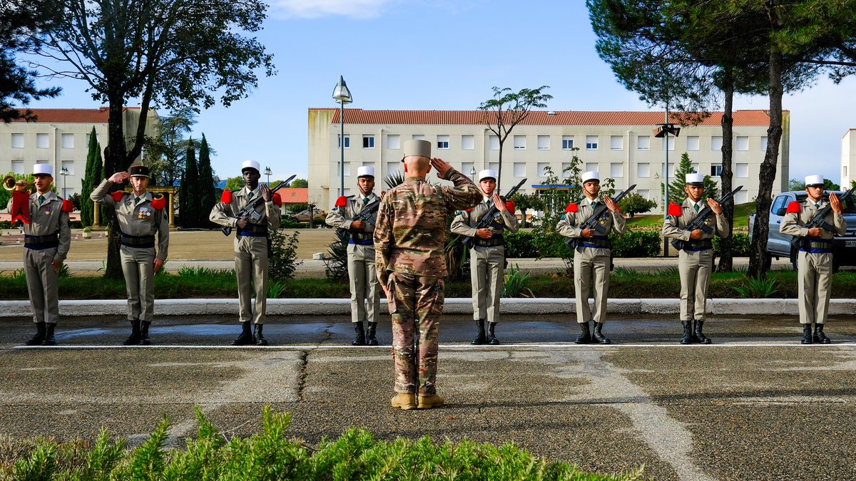 CDC1REG's tweet photo. 21/10/26 : le COMLE au #1REG

Au programme : présentation des infrastructures, des matériels majeurs de préparation au combat de haute intensité, innovations, visite de la salle d'honneur et partage d'un déjeuner convivial avec les légionnaires, cadres et les anciens du #1REG. https://t.co/yZXRDWRIAh