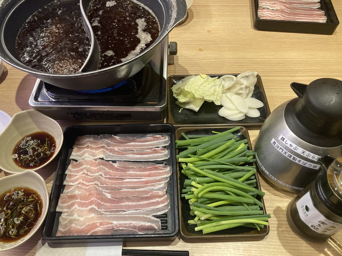 moto19620814's tweet photo. 昼の『もっさんランチ』

毘沙門天おひるごはん
【豚しゃぶ満喫コース】

出汁を選んで
メニュー全部食べ放題♪

ごちそうさま😋
＃大分県
＃料理
＃外食
＃しゃぶしゃぶ https://t.co/DSVeJFFKOO