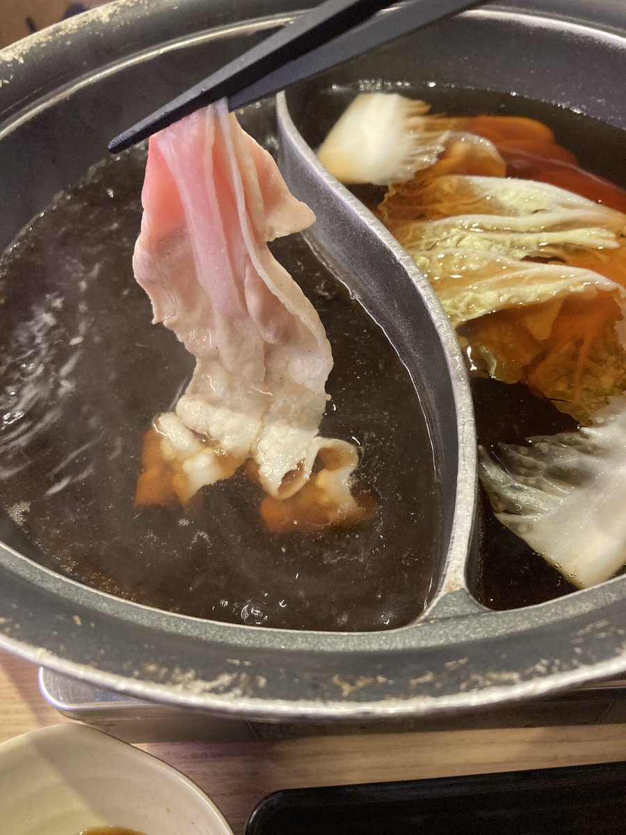 moto19620814's tweet photo. 昼の『もっさんランチ』

毘沙門天おひるごはん
【豚しゃぶ満喫コース】

出汁を選んで
メニュー全部食べ放題♪

ごちそうさま😋
＃大分県
＃料理
＃外食
＃しゃぶしゃぶ https://t.co/DSVeJFFKOO