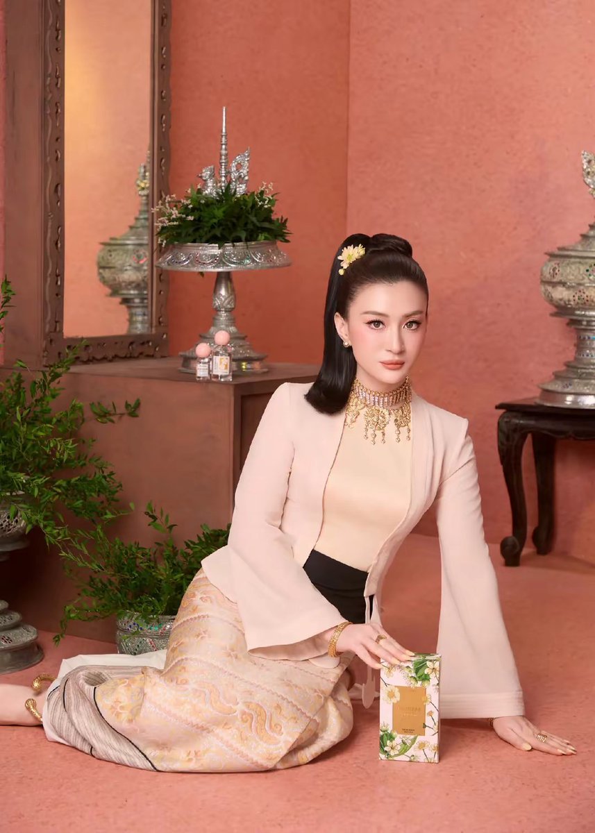 Thoond08gm's tweet photo. Myanmar’s traditional attire is more than just clothing. It represents our history, culture, and identity. If you use our cultural heritage, please acknowledge its origins and give it the respect it deserves.

#CreditOurHeritage #RespectMyanmarCulture https://t.co/K6OE9Spmgt
