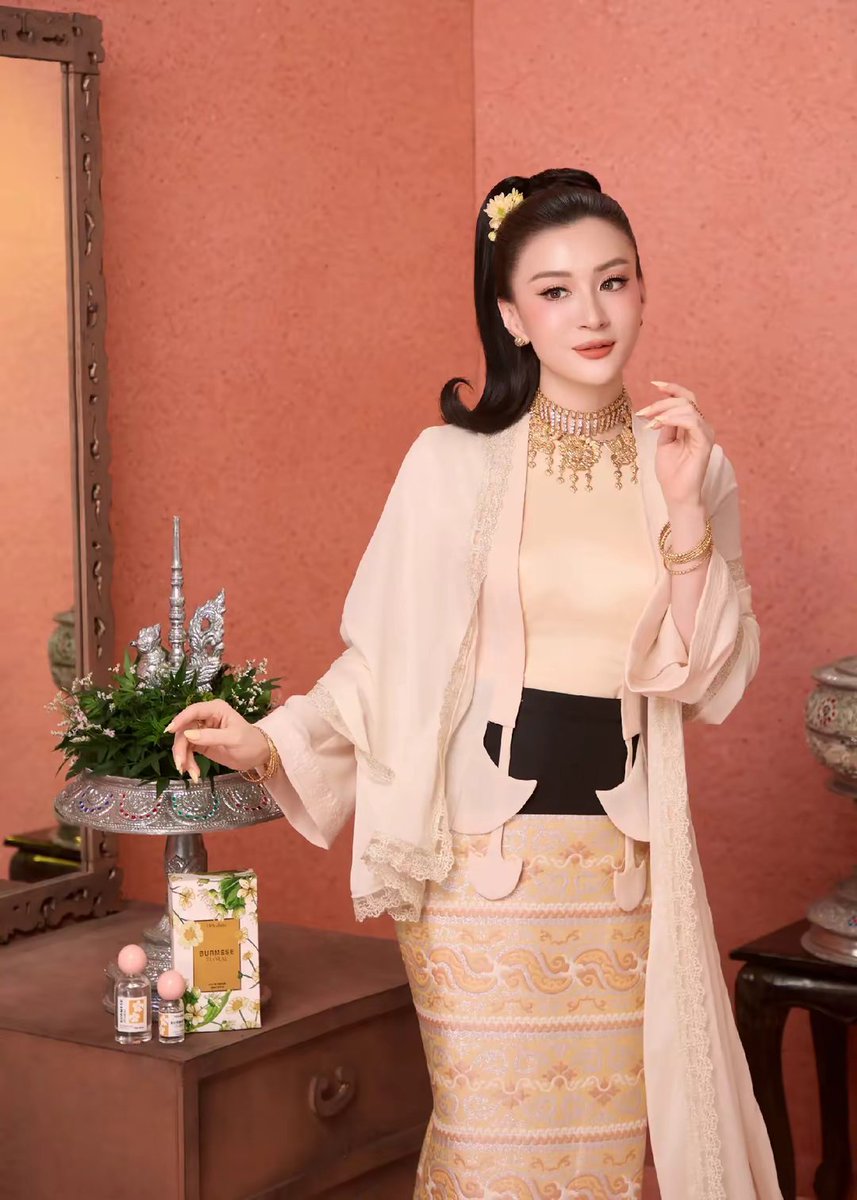 Thoond08gm's tweet photo. Myanmar’s traditional attire is more than just clothing. It represents our history, culture, and identity. If you use our cultural heritage, please acknowledge its origins and give it the respect it deserves.

#CreditOurHeritage #RespectMyanmarCulture https://t.co/K6OE9Spmgt