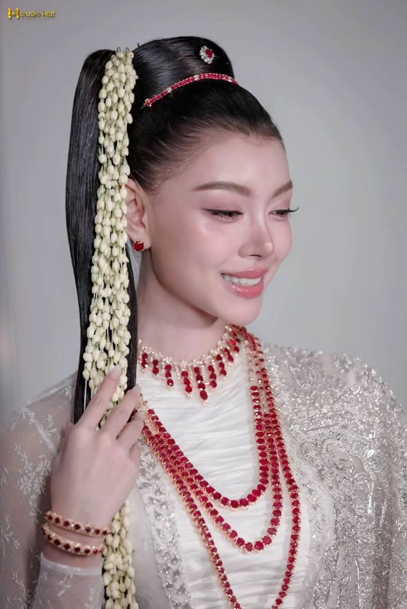 Thoond08gm's tweet photo. Myanmar’s traditional attire is more than just clothing. It represents our history, culture, and identity. If you use our cultural heritage, please acknowledge its origins and give it the respect it deserves.

#CreditOurHeritage #RespectMyanmarCulture https://t.co/K6OE9Spmgt