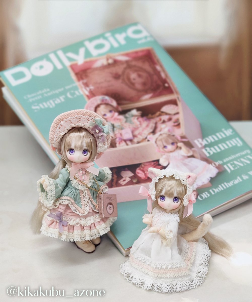 kikakubu_azone's tweet photo. 【＃シュガーカップス】
『Dollybird vol.42』好評発売中❣️

シュガーカップスは限定モデル
「Primrose × SugarCups／ショコラーラ ～Petit Antique Memory～」の特集ページのほか、ドールサイズの帽子と染花作家の Bonbon さんとミニチュアドレス作家の Teeny fairy さんによるSugarCupsサイズの素敵な作品が掲載✨
なんとお洋服の型紙や手芸のレッスンも収録されています🧵

今年春に行われた「#シュガパ4」のレポートも掲載していただいているほか、
MAKIさんの繊細で優美なイラストのペーパークラフトも、シュガーカップスにぴったりサイズで撮影やディスプレイがさらに楽しくなりそうです💕
最初から最後までときめく企画や情報が満載ですので、ぜひお手にとってご覧ください📖

#azone #アゾン #Dollybird #七海喜つゆり