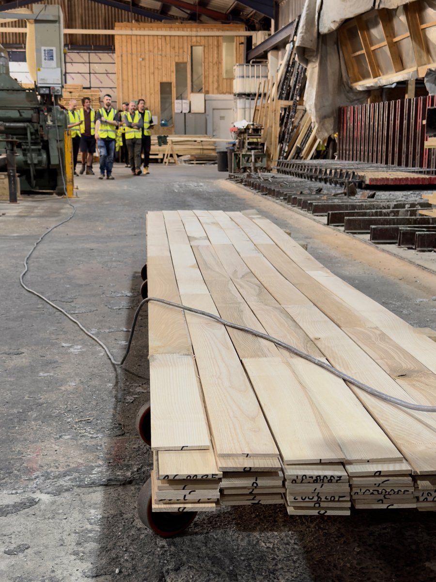BucklandTimber's tweet photo. Believe it or not, you’re looking at a mile of timber! It might not look like it, but laid end to end, the timber on this pallet measures exactly one mile (1,609 metres). Quite a lot of timber in one rather unassuming stack! #BucklandTimber #TimberManufacturing https://t.co/vzimSJpdDp