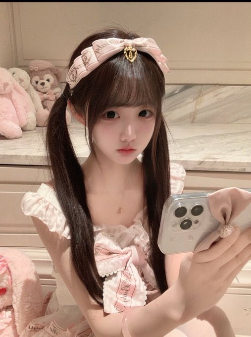 diane41jd9's tweet photo. 从小缺爱

有人想锐评一下我和闺蜜的福嘛 🥹   

不要🚪赶紧看，我要删了… https://t.co/6iDk4LnONY