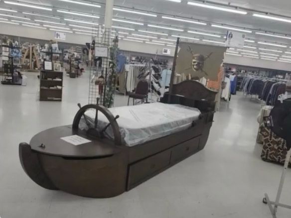 equine__dentist's tweet photo. when we get to the pirate ship bed you know i’m plundering that booty https://t.co/ZI4Z3CCKOY