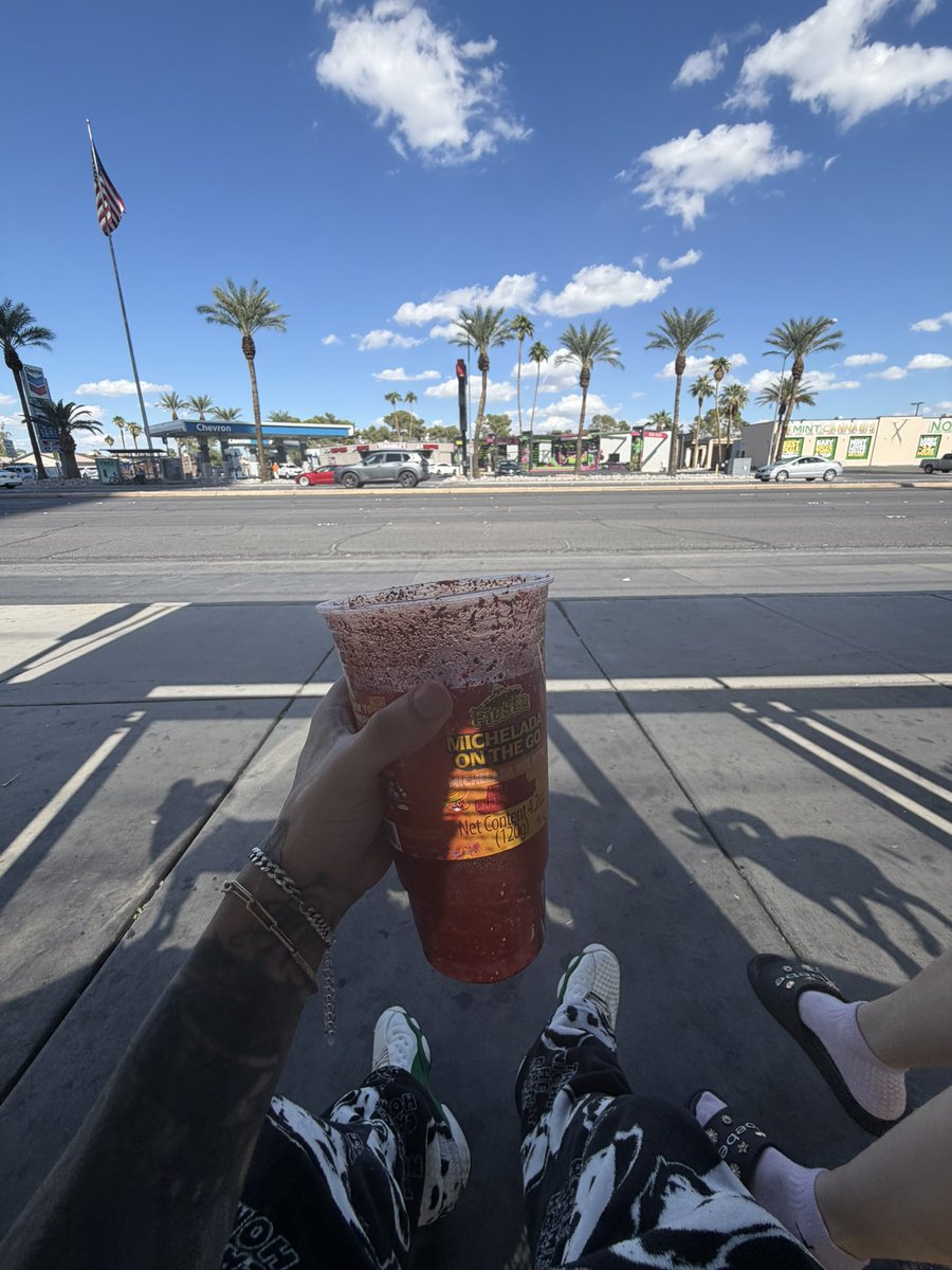 dreamingofdon's tweet photo. #vegas https://t.co/wS7X6eSHLs