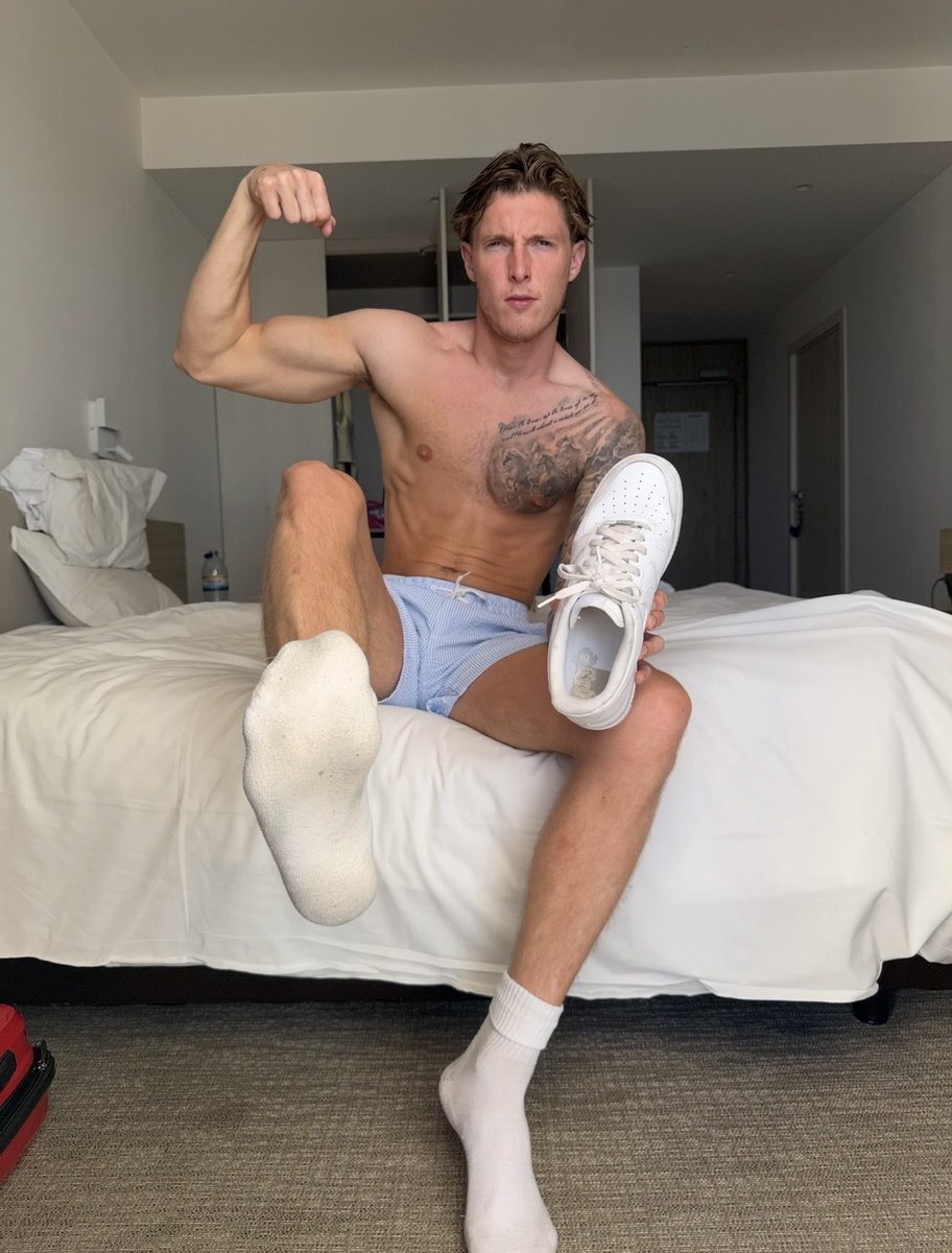 Walletowner's tweet photo. My filthy, sweaty nikes are worth more than your dignity😵‍💫

You’re beneath my soles… Shut up and pay 🐷 https://t.co/HYHBBdgtYx