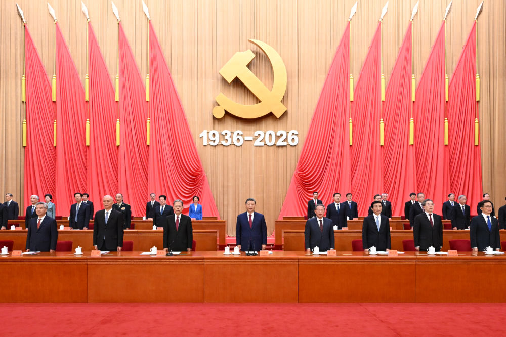 ShiIsabela's tweet photo. A China comemora o 90º aniversário da vitória da Longa Marcha do Exército Vermelho. Na ocasião, o presidente Xi Jinping proferiu um importante discurso. 
 
Em um momento decisivo, de vida ou morte, o Partido Comunista da China (PCCh) liderou tropas na histórica e grandiosa Longa Marcha, realiza entre 1934 e 1936. Durante essa jornada, as tropas:
- atravessaram mais de dez províncias;
- percorreram 25 mil li (12,5 mil quilômetros);
- cruzaram quase cem rios;
- escalaram montanhas cobertas de neve;
- atravessaram vastas zonas pantanosas;
- travaram mais de 600 combates;
- romperam o cerco e escaparam da perseguição de forças inimigas que somavam mais de 1 milhão de soldados.
 
Hoje, o PCCh une e lidera o povo chinês em uma nova jornada, comparável à Longa Marcha, com o objetivo de transformar a China em um grande país socialista moderno e promover a revitalização nacional por meio da modernização chinesa. 
 
“Somente ao lembrar a história é possível construir o futuro”, afirmou Xi Jinping. O grande espírito da Longa Marcha transcende o tempo e o espaço, constituindo um legado inestimável que continua inspirando o povo chinês a superar as dificuldades e seguir em frente com coragem.
