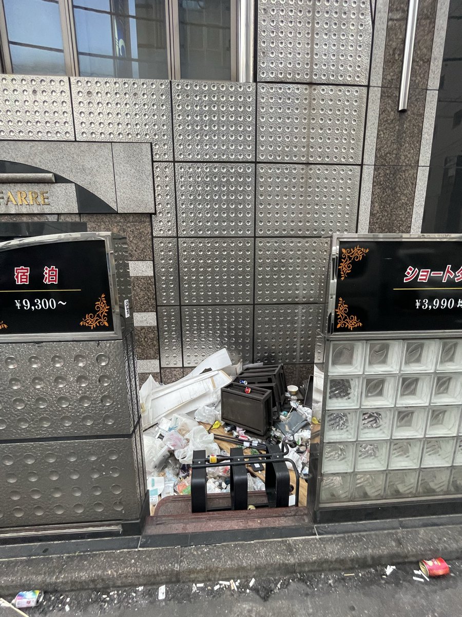 sakurafubuki_88's tweet photo. 歌舞伎町の廃ラブホ https://t.co/jMqzraHVMv