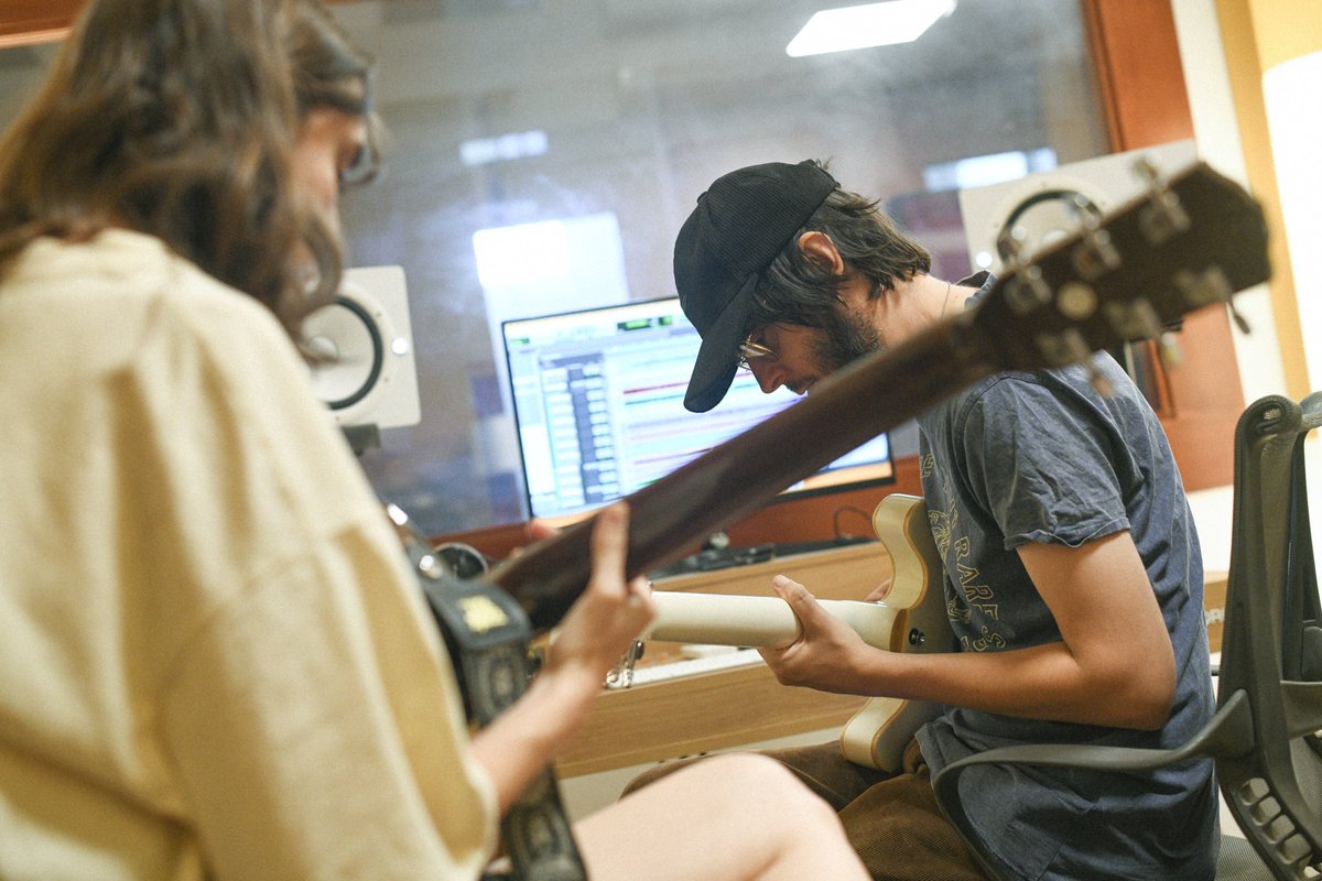 sergio_merka's tweet photo. Pues ya está fuera el nuevo single de A Mares.

Producido por @Viticli de @_RufusTFirefly_.
Mezclado por Manuel Cabezalí de @HavalinaMadrid.

Ha sido un viaje increíble poder acompañarla desde la primera demo hasta el día de hoy.

Espero que os guste.

https://t.co/fSzAz283YP https://t.co/4AWZFUSV4F