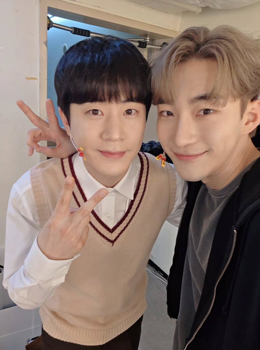gaeul__fall's tweet photo. 문홙 페어막 셀카도 국룰이지 https://t.co/VKvjx4pc6Z