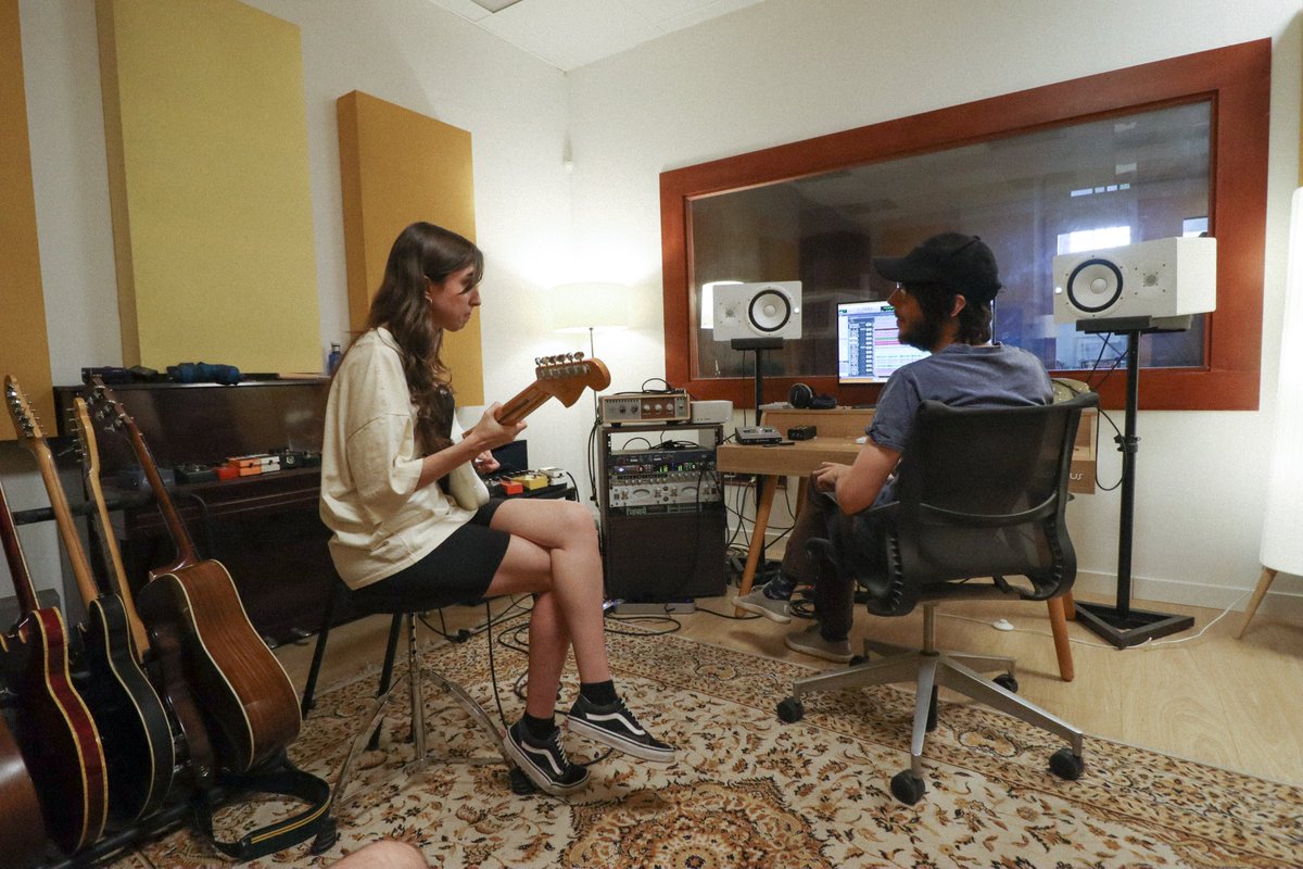 sergio_merka's tweet photo. Pues ya está fuera el nuevo single de A Mares.

Producido por @Viticli de @_RufusTFirefly_.
Mezclado por Manuel Cabezalí de @HavalinaMadrid.

Ha sido un viaje increíble poder acompañarla desde la primera demo hasta el día de hoy.

Espero que os guste.

https://t.co/fSzAz283YP https://t.co/4AWZFUSV4F
