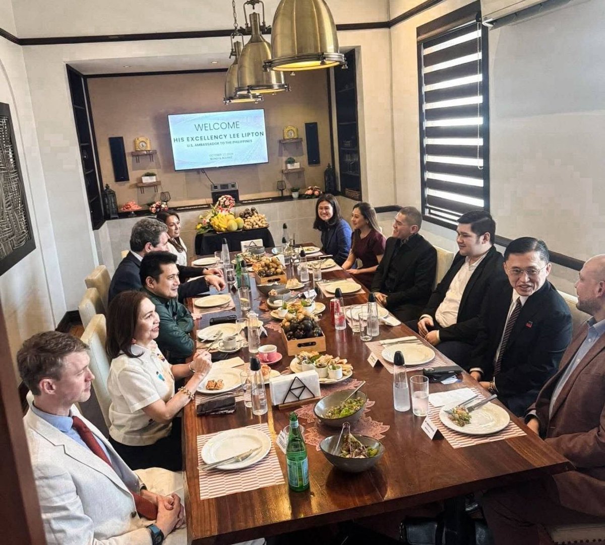newswatchplusph's tweet photo. LOOK: Davao City Mayor Sebastian “Baste” Duterte met with US Ambassador to the Philippines Lee Lipton on Thursday, Oct. 22, at the Davao City Hall. 

Senators Robin Padilla and Bong Go were also present with other local government officials in welcoming the American diplomat. | Jia Erikah Fajardo 

📸Robin Padilla and Rigo Duterte "Atong Amigo"/Facebook