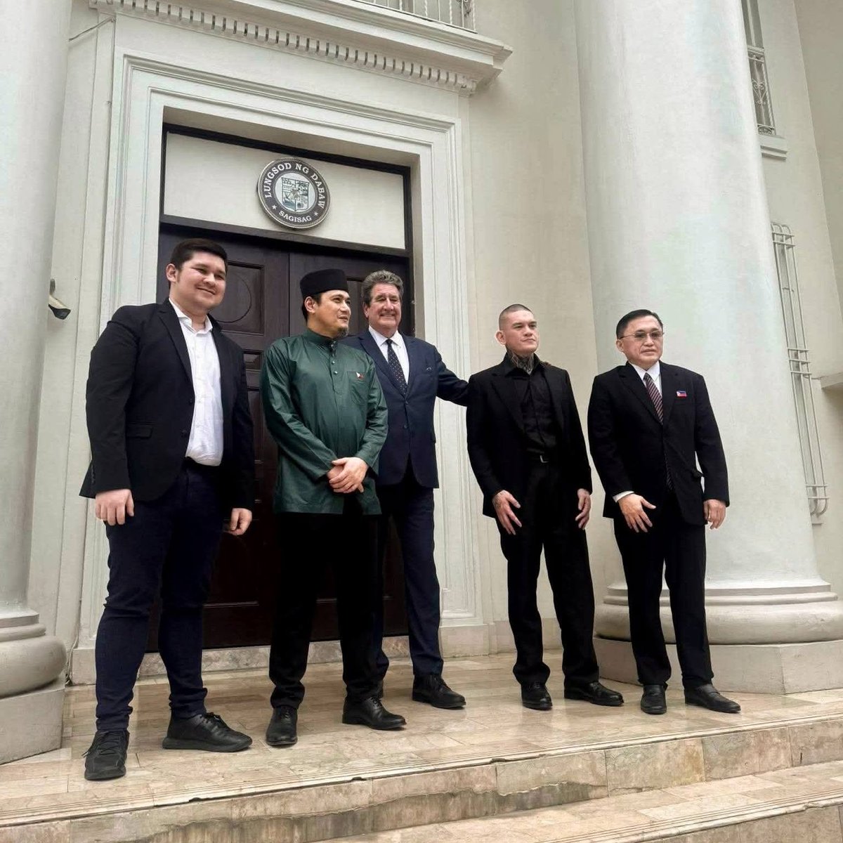 newswatchplusph's tweet photo. LOOK: Davao City Mayor Sebastian “Baste” Duterte met with US Ambassador to the Philippines Lee Lipton on Thursday, Oct. 22, at the Davao City Hall. 

Senators Robin Padilla and Bong Go were also present with other local government officials in welcoming the American diplomat. | Jia Erikah Fajardo 

📸Robin Padilla and Rigo Duterte "Atong Amigo"/Facebook