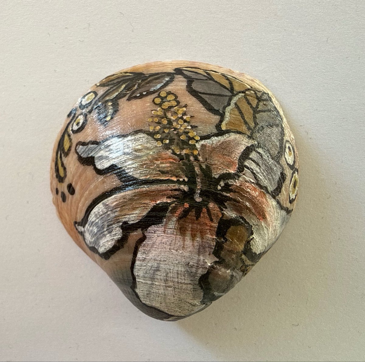gingertotty's tweet photo. Shell art I did in Portugal. This lovely Big Hibiscus is painted on a shell with acrylic markers/marker pens &amp; varnished with acrylic varnish
If you would like this one before I go to the rigmarole of listing it - 

£35 + uk postage - SM price

DM me or comment SHELL YEAH 

#art https://t.co/WjbTshLUHP