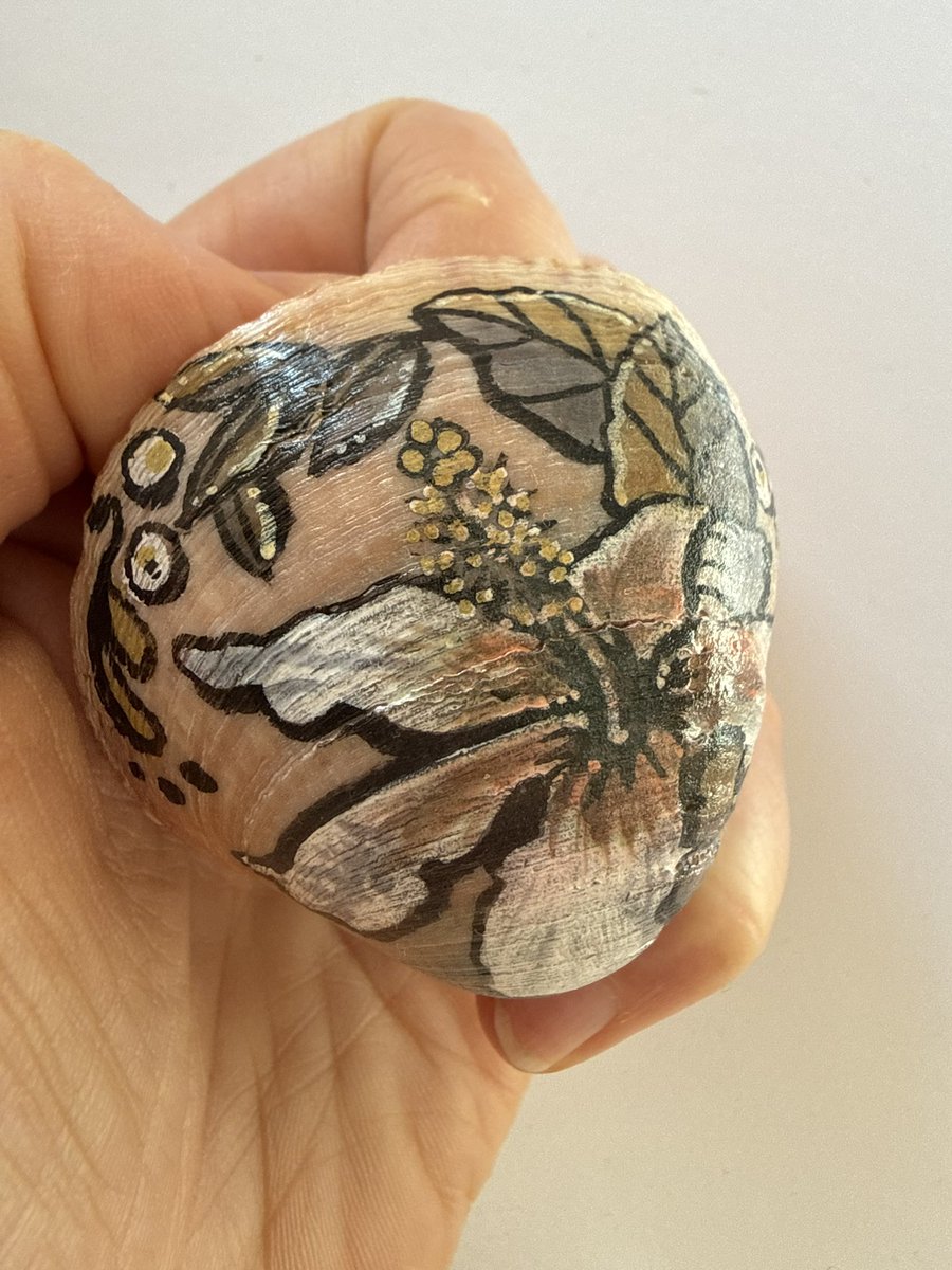 gingertotty's tweet photo. Shell art I did in Portugal. This lovely Big Hibiscus is painted on a shell with acrylic markers/marker pens &amp; varnished with acrylic varnish
If you would like this one before I go to the rigmarole of listing it - 

£35 + uk postage - SM price

DM me or comment SHELL YEAH 

#art https://t.co/WjbTshLUHP