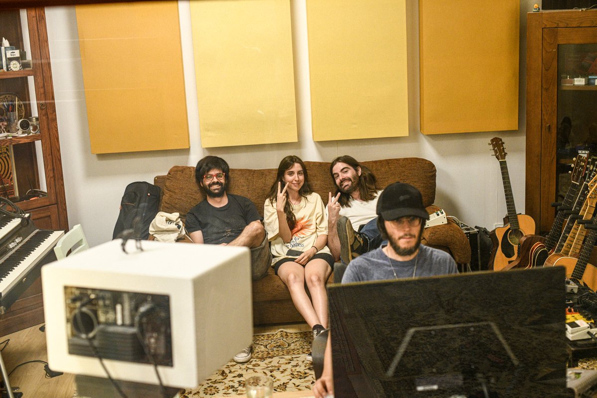 sergio_merka's tweet photo. Pues ya está fuera el nuevo single de A Mares.

Producido por @Viticli de @_RufusTFirefly_.
Mezclado por Manuel Cabezalí de @HavalinaMadrid.

Ha sido un viaje increíble poder acompañarla desde la primera demo hasta el día de hoy.

Espero que os guste.

https://t.co/fSzAz283YP https://t.co/4AWZFUSV4F