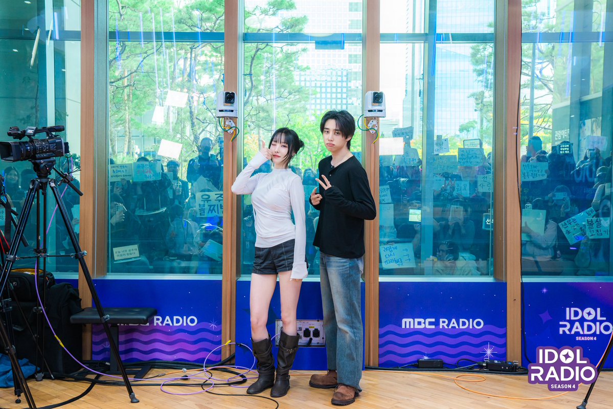 idolradiokorea's tweet photo. [#아이돌라디오4 앨범 261019]

EP#252 📁 유주가 노래하는 미완의 감정｜아이돌 라디오 (DJ 선우)

광합성 하면서 함께한 한낮의 아돌라☀️
같은 소속사 식구가 된 
두 분의 음악 토크에 웅장해지고
여자친구 댄스 메들리 보면서 같이 춤춘 시간
이보다 알찰 수가 없음💗

@YUJU_atarea

#MBC #IDOLRADIO #아이돌라디오 #THEBOYZ #더보이즈 #선우 #유주 #YUJU