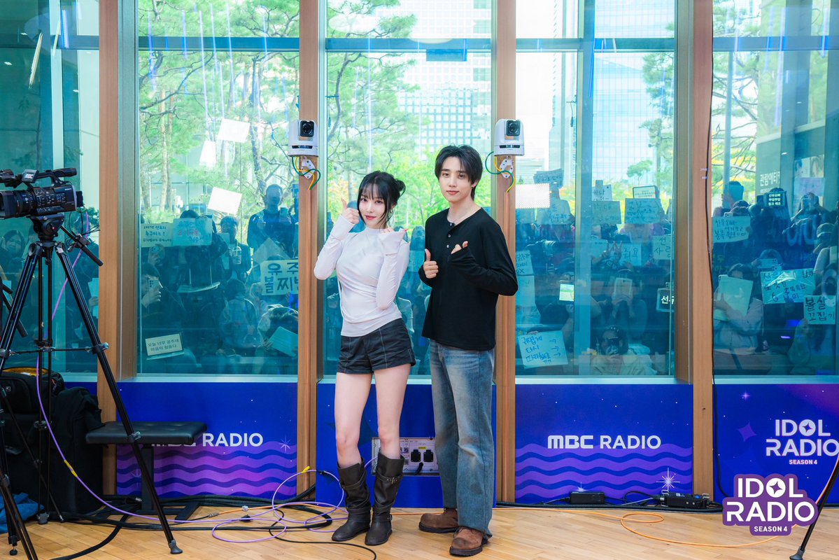 idolradiokorea's tweet photo. [#아이돌라디오4 앨범 261019]

EP#252 📁 유주가 노래하는 미완의 감정｜아이돌 라디오 (DJ 선우)

광합성 하면서 함께한 한낮의 아돌라☀️
같은 소속사 식구가 된 
두 분의 음악 토크에 웅장해지고
여자친구 댄스 메들리 보면서 같이 춤춘 시간
이보다 알찰 수가 없음💗

@YUJU_atarea

#MBC #IDOLRADIO #아이돌라디오 #THEBOYZ #더보이즈 #선우 #유주 #YUJU